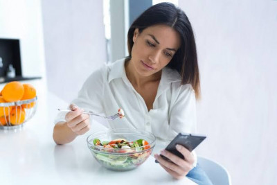 Jangan Makan Sambil Main HP Kalau Mau Kurus!